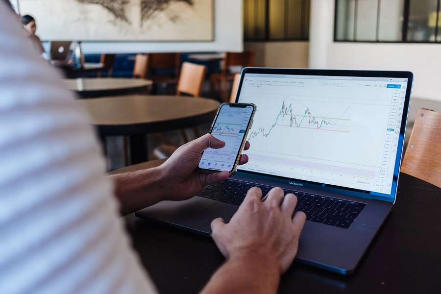 Combining online trading with your “8-5”