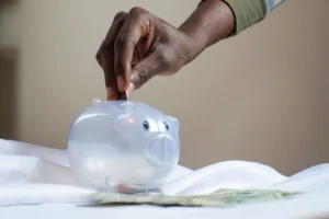 Why small investors should make long-term investments 