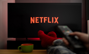 Netflix H2 stock drops below $100 as bidding clash with Paramount unfolds 