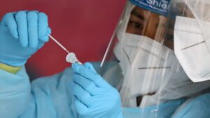 Researchers debate effectiveness of Pfizer’s COVID-19 antiviral drug