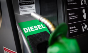 Average diesel price hits N1,406.05/liter as local marketers boycott Dangote Refinery products 