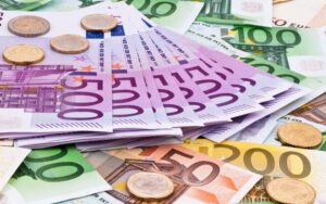 Naira opens at N1,560/€, Euro hits a month high against the Dollar