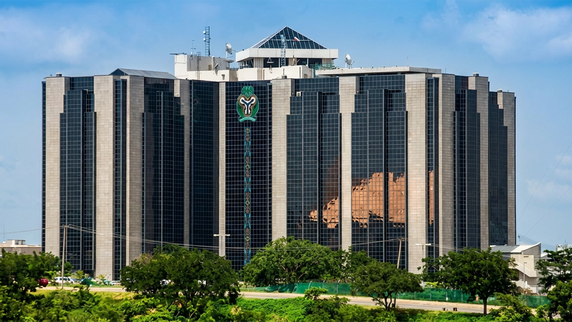 Nigeria’s hefty rate cut erodes its carry-trade edge against Ghana